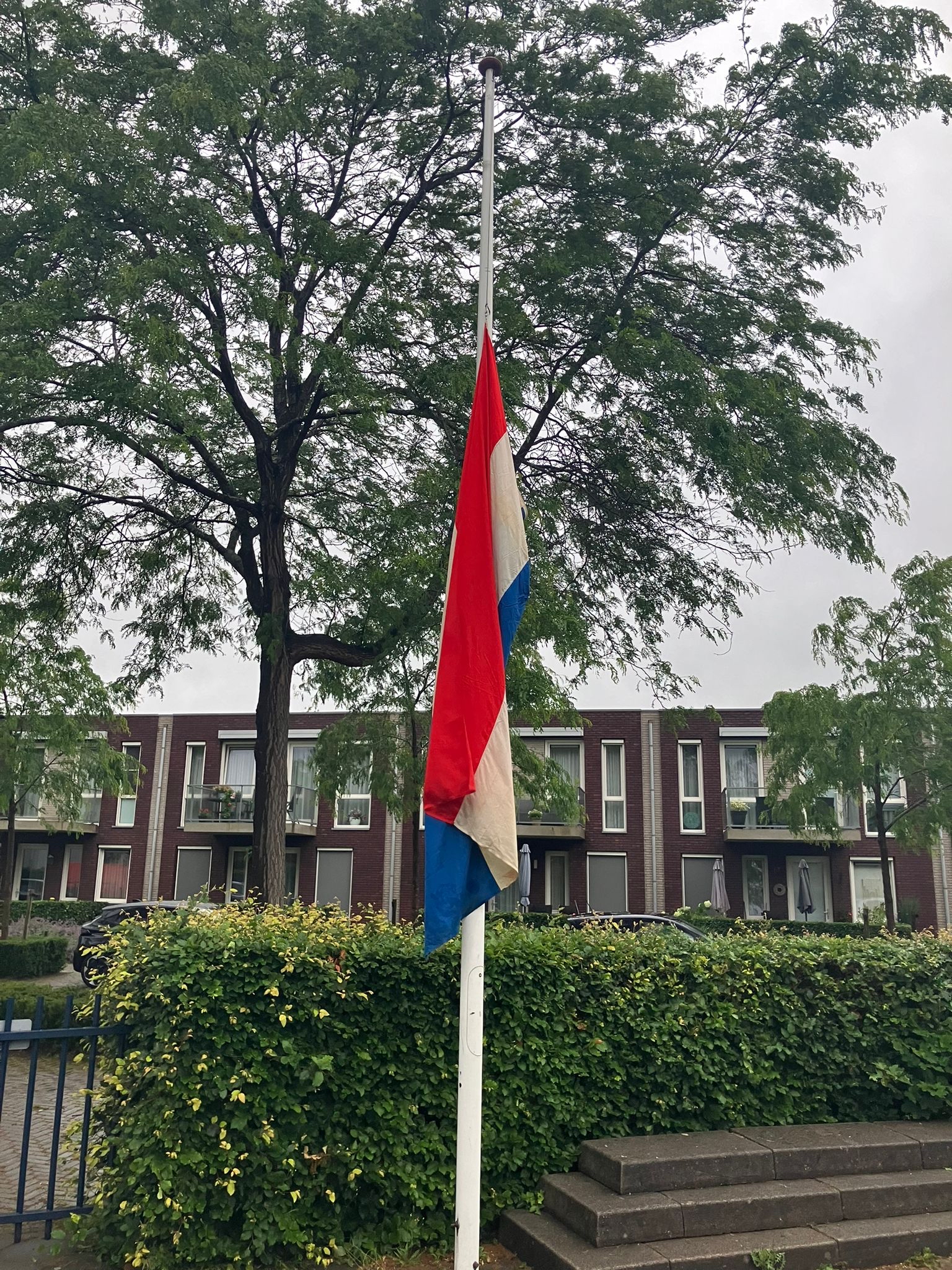 Vlag halfstok voor De Warande uit Axel